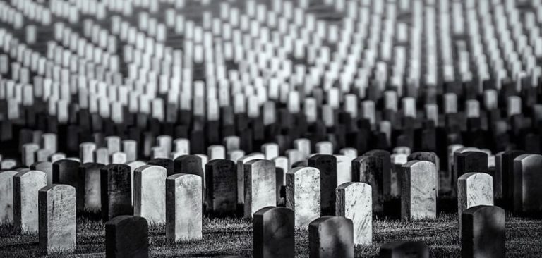 בית קברות בצילום שחור לבן
